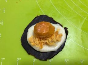 馅料部分：取20g豆沙包入麻薯、肉松和烤好的一个蛋黄