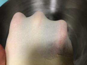 水油皮材料混合，揉成能拉出薄膜的面团