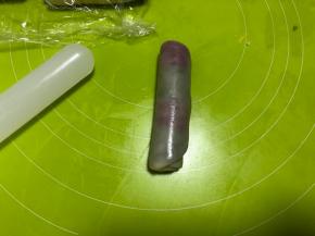 顺着油酥竖着的方向卷起面团，盖上保鲜膜松弛15分钟