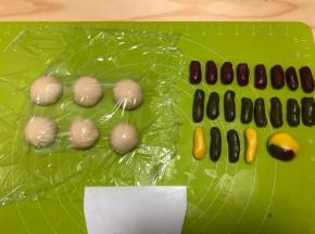 油酥材料混合，揉匀即可，图中我还做黄色的油酥，将水油皮分为32g左右一个的面团，盖上保鲜膜，防止变干，油酥分为5g一个的小面团，揉成条状，一个水油皮对应4小份油酥