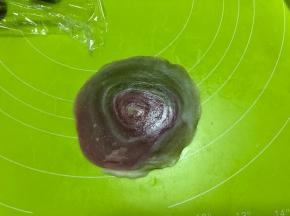 擀成圆形薄片