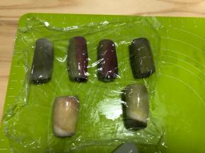 卷好以后盖上保鲜膜松弛15分钟