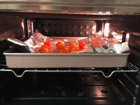 生咸鸭蛋黄需要先用花生油浸泡一晚上，然后在白酒里滚一圈，烤箱预热170度，上下火，烤10分钟