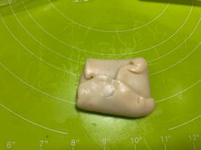 将水油皮折起来包好