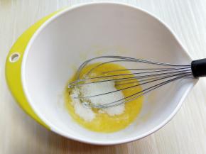 加入细砂糖，打均匀。