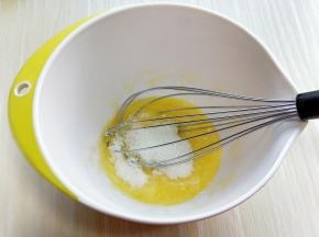 加入细砂糖，打均匀。