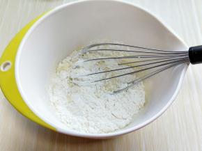 再筛入低筋面粉和泡打粉，打均匀。