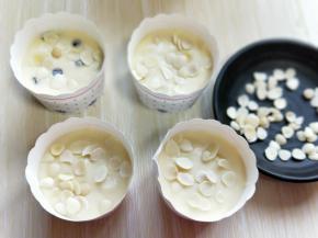 再倒入蛋糕液，至8分钟，再撒上杏仁片。