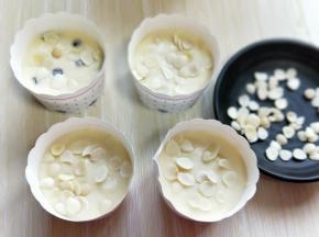 再倒入蛋糕液，至8分钟，再撒上杏仁片。