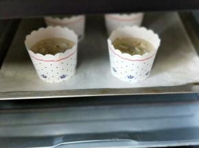 去烤箱中层，180度烤25分钟。【具体时间根据自家烤箱性能另定】