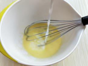 再加入牛奶，打均匀。