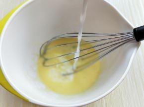 再加入牛奶，打均匀。