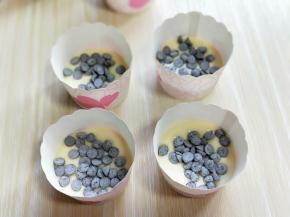 纸杯中放入做好的蛋糕糊3/1，加入耐高温巧克力豆。