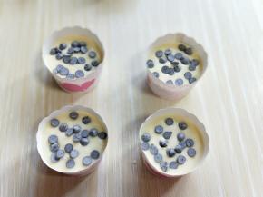 再倒入蛋糕液，至8分钟，上面再撒上耐高温巧克力豆。(根据自己喜欢放巧克力豆，我的放的有点多了)