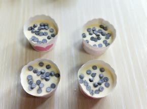 再倒入蛋糕液，至8分钟，上面再撒上耐高温巧克力豆。(根据自己喜欢放巧克力豆，我的放的有点多了)