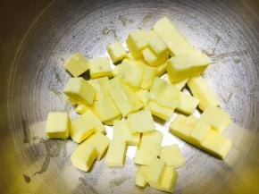 黄油室内自然软化至手指可以轻松戳入。