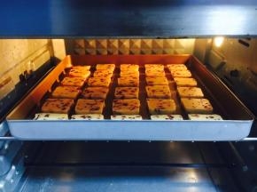 烤箱提前预热，上火170度，下火150度，放中层，烤20～25分钟。
