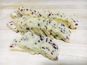 冷冻后取出，切成厚度为0.7厘米的片。