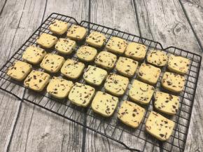 烤好后放晾晒网晾凉食用或者放入密封罐保存。