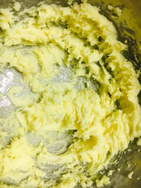 用打蛋器把它们打到混合在一起，黄油略微蓬发松。