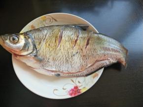 准备好鳊鱼一条，洗净，用刀在两面的鱼背上划几刀，抹盐，腌两到四小时入味。