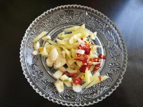 准备好生姜，大蒜，干辣椒，生姜切丝，大蒜和干辣椒切碎。