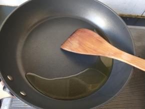 锅内放油，烧七成热。