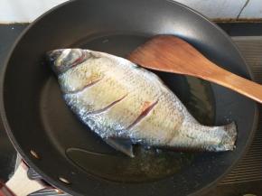 鱼放入锅内，小心不要烫伤。