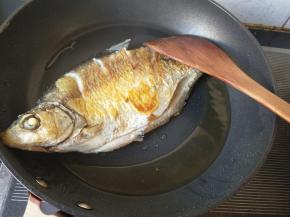 一面煎黄，再煎另一面。