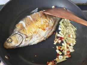 两面煎好，放入生姜，大蒜，辣椒爆香。