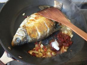 放料酒，白糖，豆瓣酱，再放一点醋。