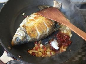 放料酒，白糖，豆瓣酱，再放一点醋。