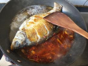 放酱油和适量的盐，倒入清水，大火烧开转中火。