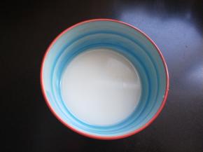 烧鱼的时候，准备淀粉，放鸡精和适量的水，搅拌均匀。