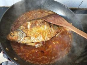 锅内汤汁变稠，倒入淀粉水，收汁。