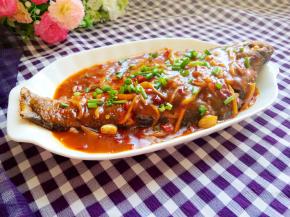 装盘，撒香葱，肉质细腻，味道鲜美的红烧鳊鱼做好啦！可以美美的享用了。