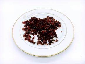 将蔓越莓干切碎。