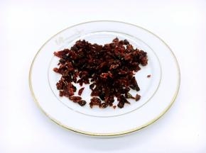 将蔓越莓干切碎。