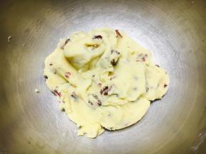 用刮刀翻拌均匀。
也可以戴上一次性手套把它们揉匀。