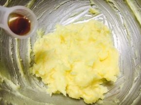 放入2滴香草精，低速打匀。


