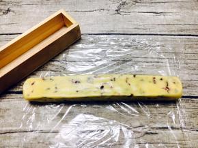 用手或者模具把它塑成宽6厘米，高4厘米的长条形状，裹上保鲜膜，放到冰箱里冷冻1～2个小时。