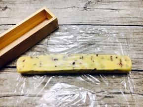 用手或者模具把它塑成宽6厘米，高4厘米的长条形状，裹上保鲜膜，放到冰箱里冷冻1～2个小时。