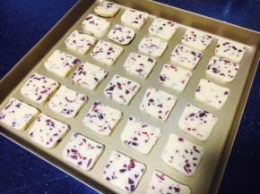 切好的片放入烤盘里。