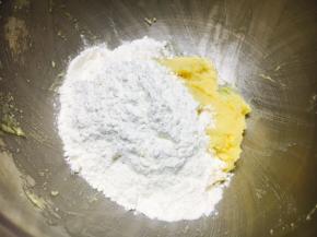 筛入低筋面粉。

