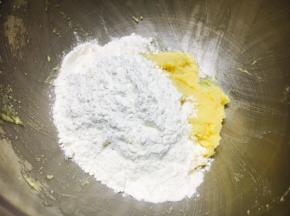 筛入低筋面粉。

