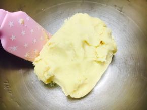 用刮刀上下翻搅拌至黏团状。