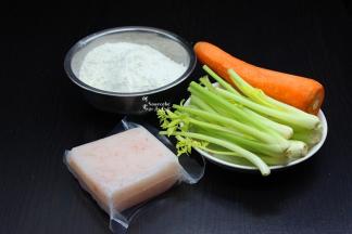 准备食材：面粉、虾肉、胡萝卜、芹菜等食材；