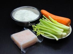 准备食材：面粉、虾肉、胡萝卜、芹菜等食材；