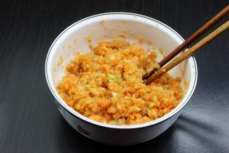 胡萝卜、芹菜料理机打碎，再加上虾仁、花生油、生抽、料酒、盐、生姜拌均腌制；