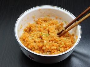 胡萝卜、芹菜料理机打碎，再加上虾仁、花生油、生抽、料酒、盐、生姜拌均腌制；